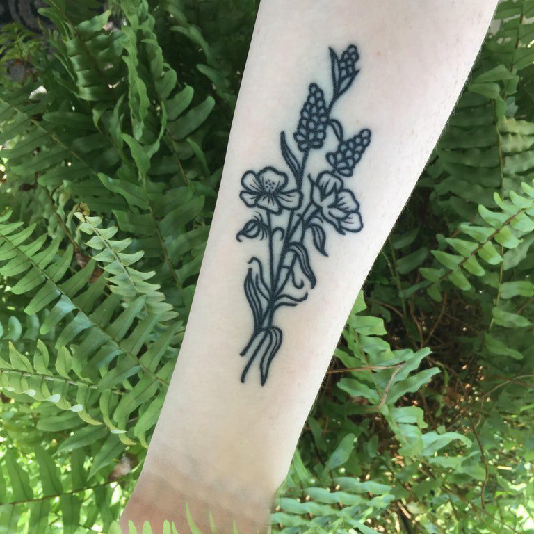 紫罗兰花纹身 女生手臂上黑色的文艺花朵纹身图片