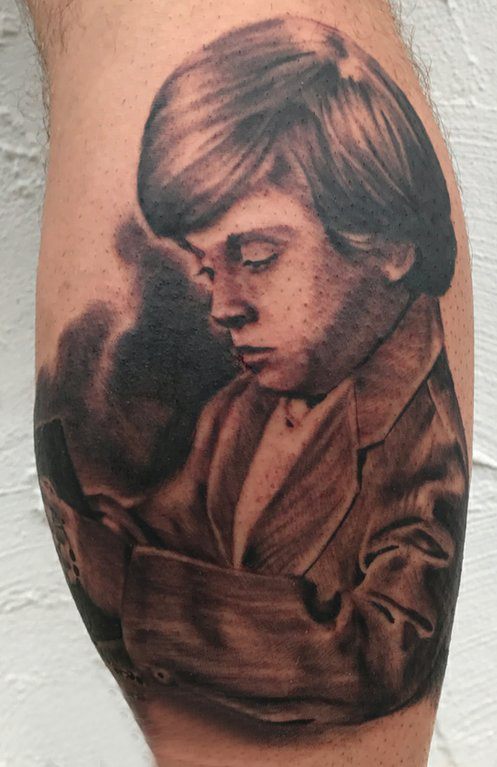 人物肖像纹身 男生小腿上人物肖像纹身图片