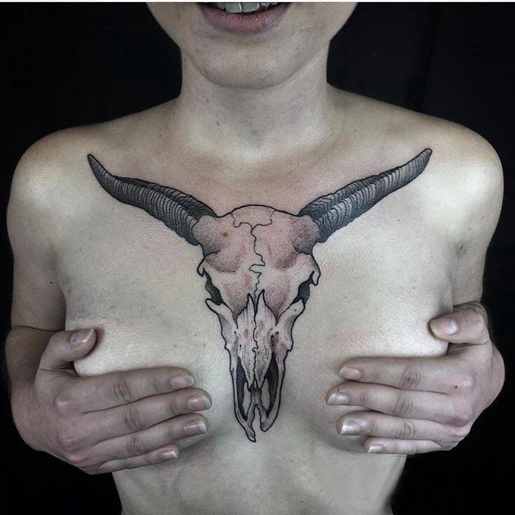 撒旦羊头纹身 女生胸前纹身撒旦羊头纹身图片