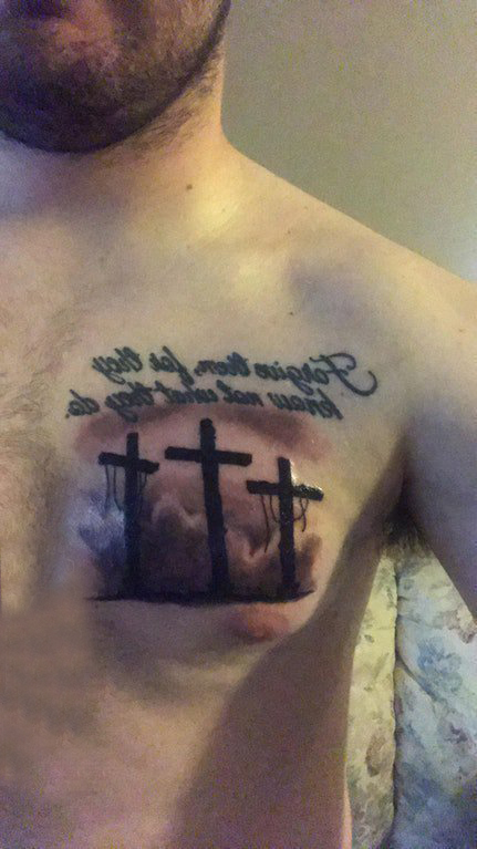 十字架纹身 男生胸口上十字架纹身图片