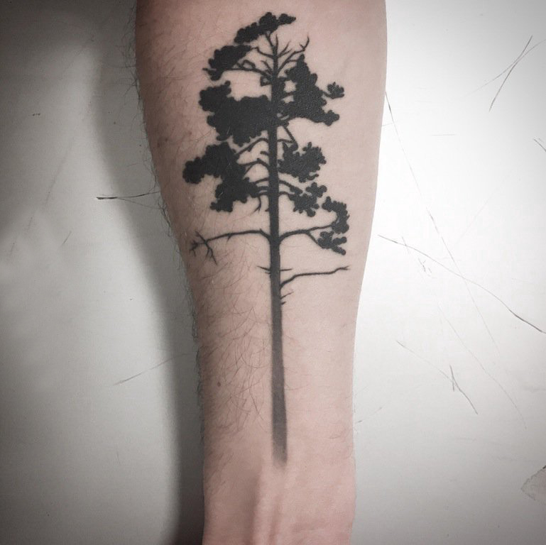 松树纹身 男生手臂上黑色的树纹身图片