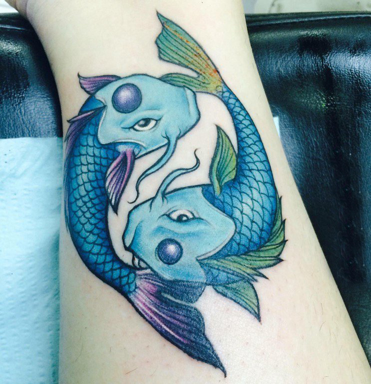 太极阴阳鱼纹身 女生小腿上彩色的太极阴阳鱼纹身图片