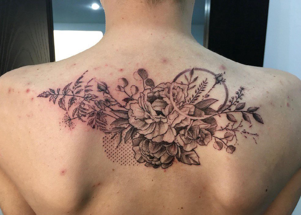 文艺花朵纹身 男生后背上黑灰的花朵纹身图片