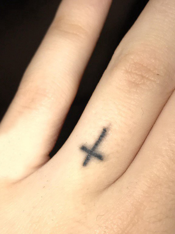 纹身小十字架 女生手指上黑色的十字架纹身图片