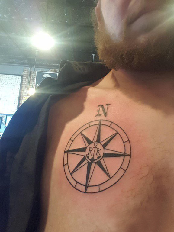纹身指南针 男生胸部黑色的指南针纹身图片