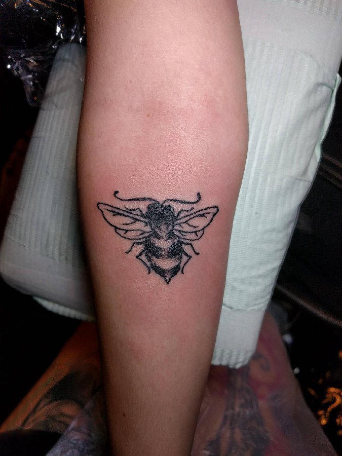 小蜜蜂纹身 女生手臂上小蜜蜂纹身图片