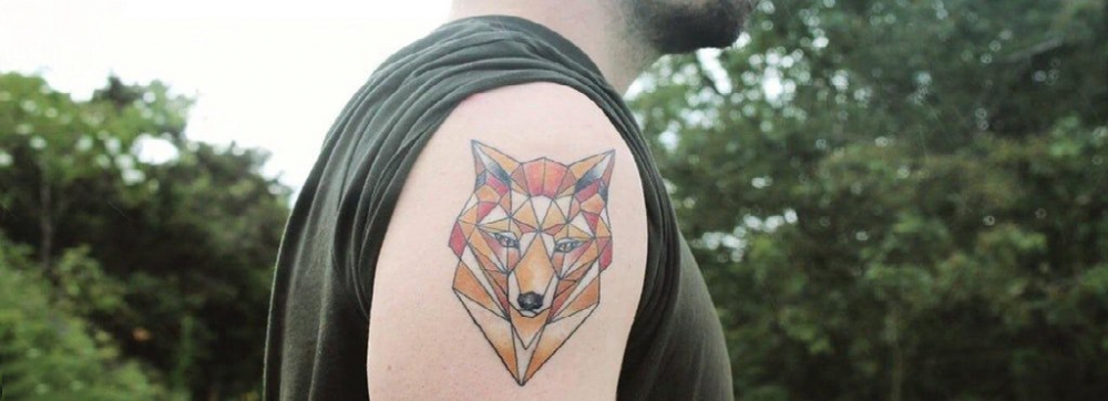 彩色狐狸纹身 男生大臂上几何狐狸纹身图片