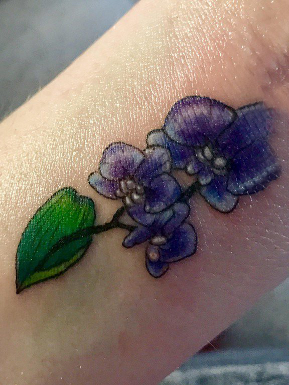 彩色花朵纹身图案 女生手臂上彩色花朵纹身图案