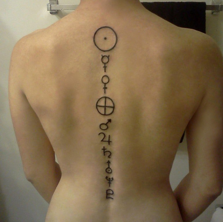 男生脊柱纹身 男生后背上黑色的符号纹身图片