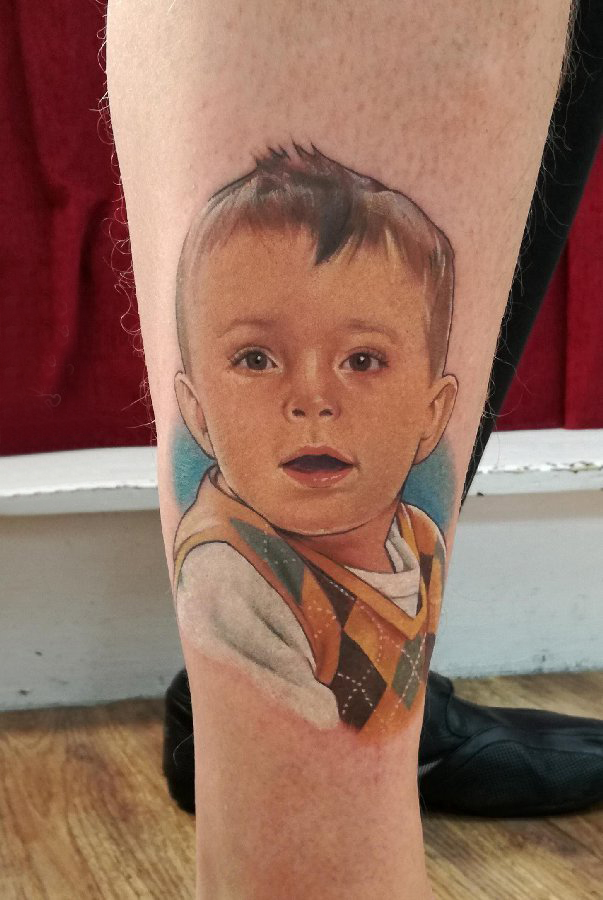 人物肖像纹身 男生小腿上人物肖像纹身彩绘图片