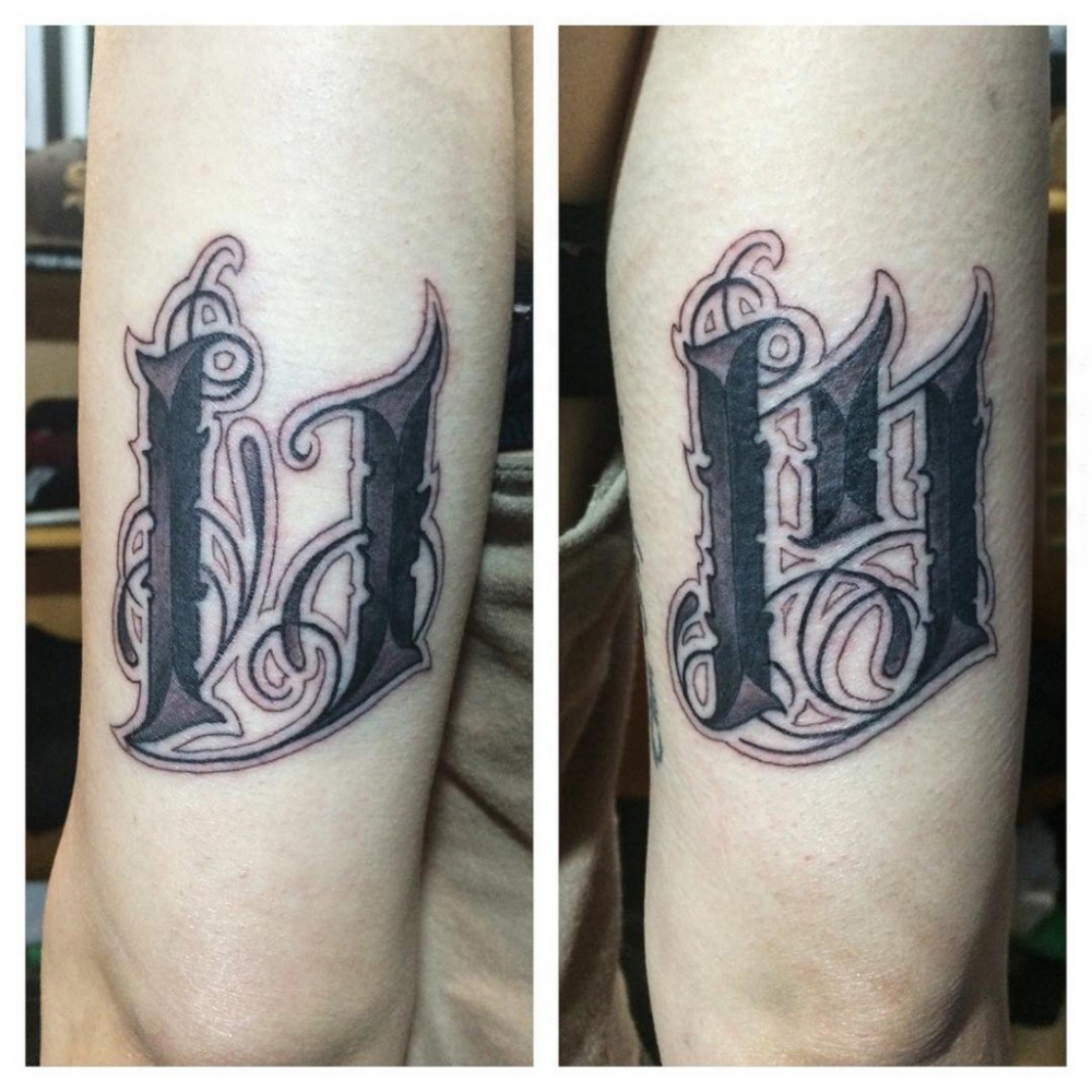 手臂字母纹身 女生手臂上字母纹身图片