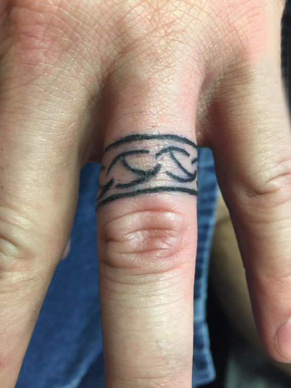 手指纹身戒指 男生手指上黑色的戒指纹身图片