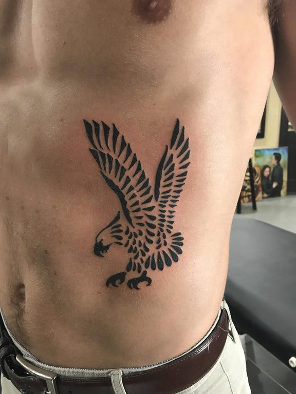 纹身老鹰图案 男生侧腰上黑色的老鹰纹身图片