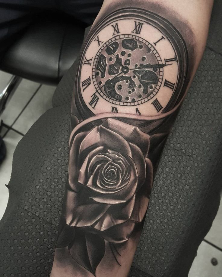 纹身钟表 男生手臂上黑色玫瑰花纹身钟表纹身图片