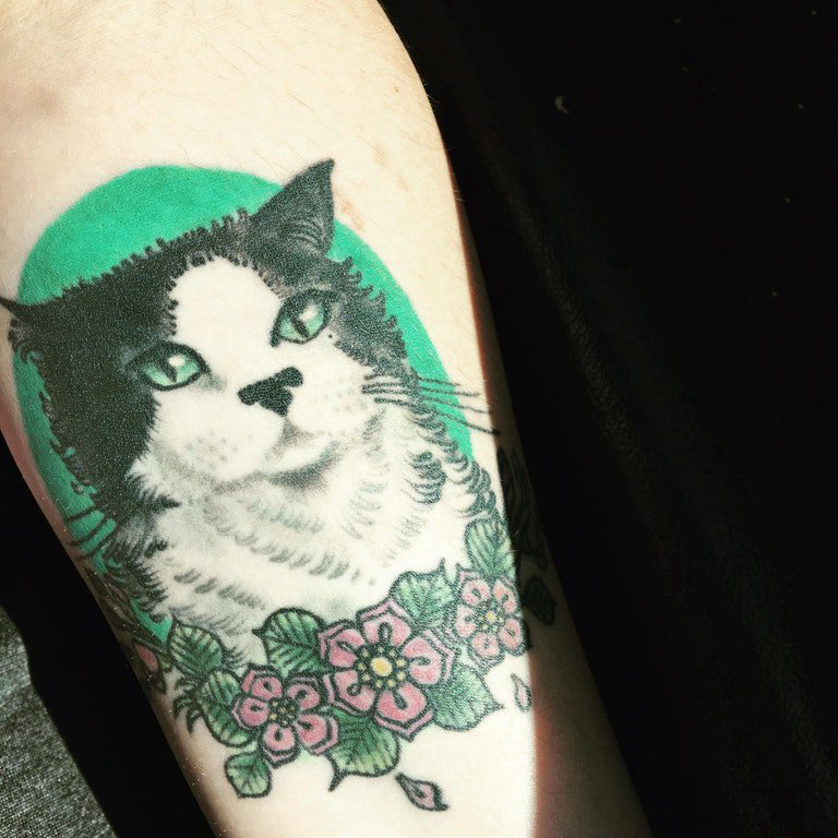 小清新猫咪纹身 男生手臂上花朵和小猫咪纹身图片