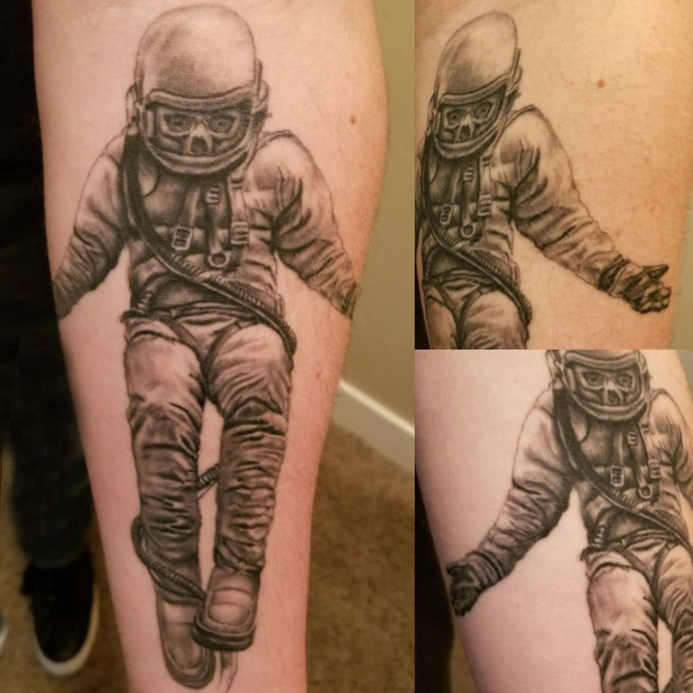 宇航员纹身图案 男生手臂上黑色的宇航员纹身图片