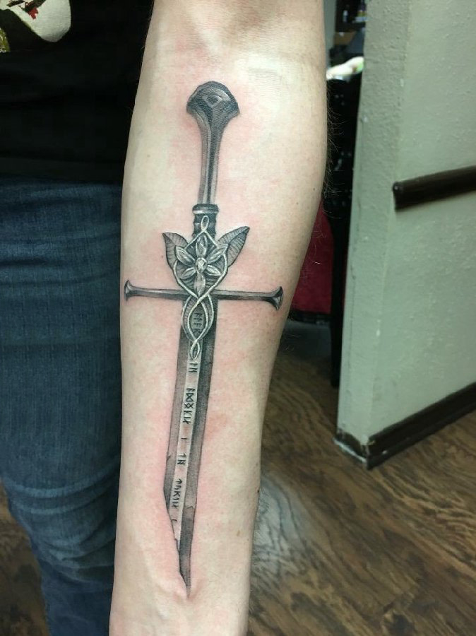 宝剑纹身 男生手臂上黑灰宝剑纹身图片