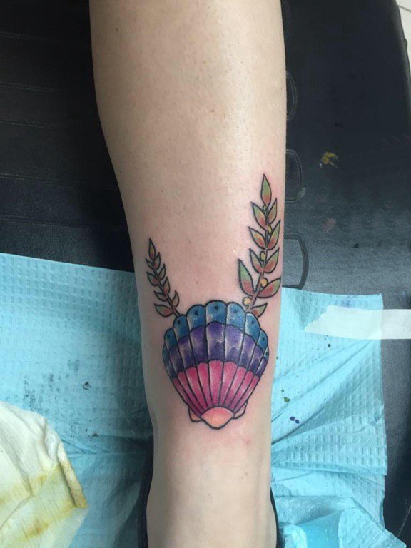 贝壳图案纹身 女生手臂上彩色的贝壳纹身图片