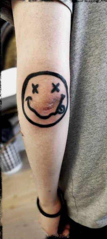 表情符号纹身 男生手臂上黑色的表情符号纹身图片