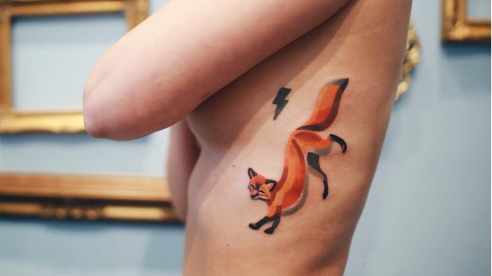 彩色狐狸纹身 女生侧腰上活泼的狐狸纹身图片