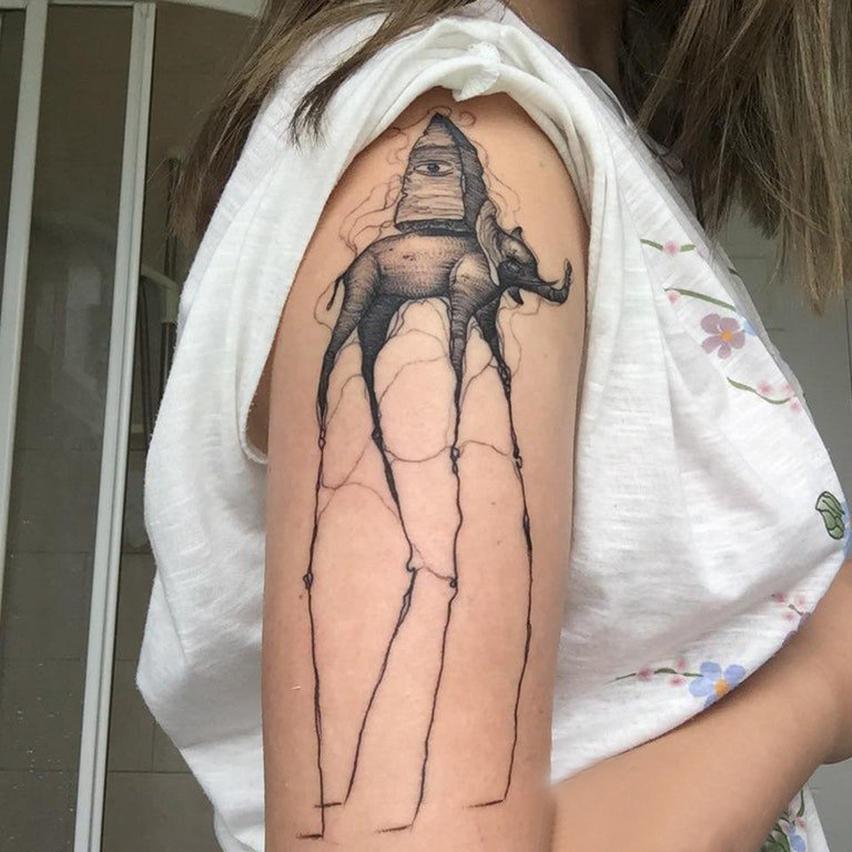 大象纹身 女生大臂上黑色的大象纹身图片