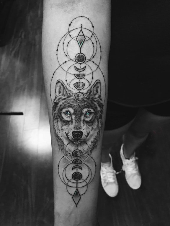 滴血狼头纹身图片 男生手臂上黑色几何狼头纹身图片