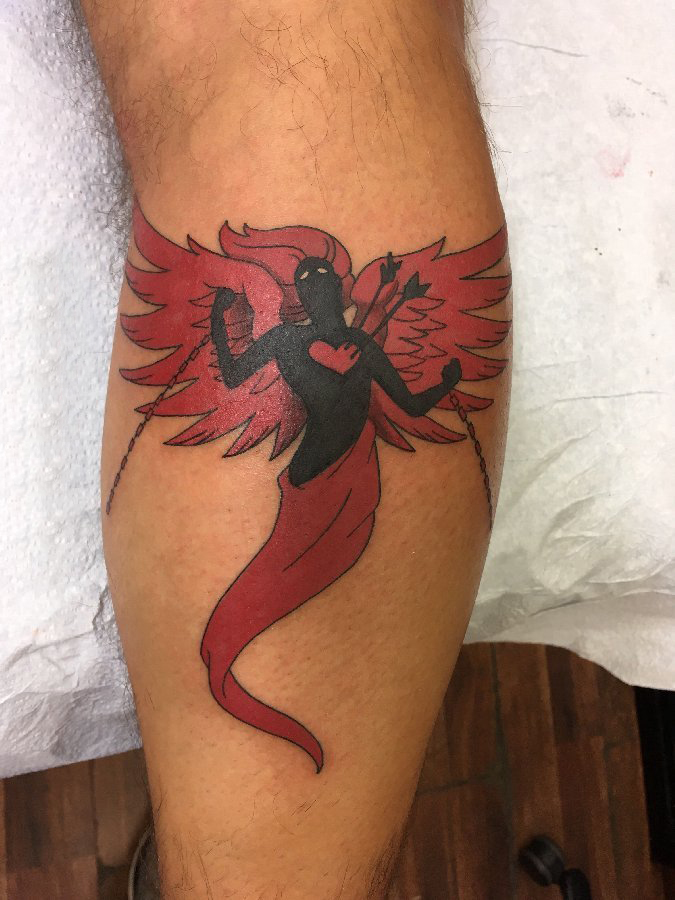 恶魔天使翅膀纹身 男生小腿上彩色的恶魔纹身图片