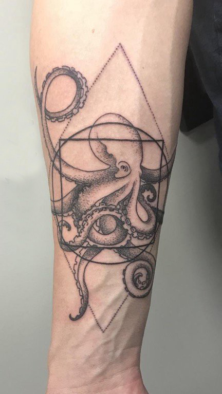黑色章鱼纹身 男生手臂上几何线条章鱼纹身图片