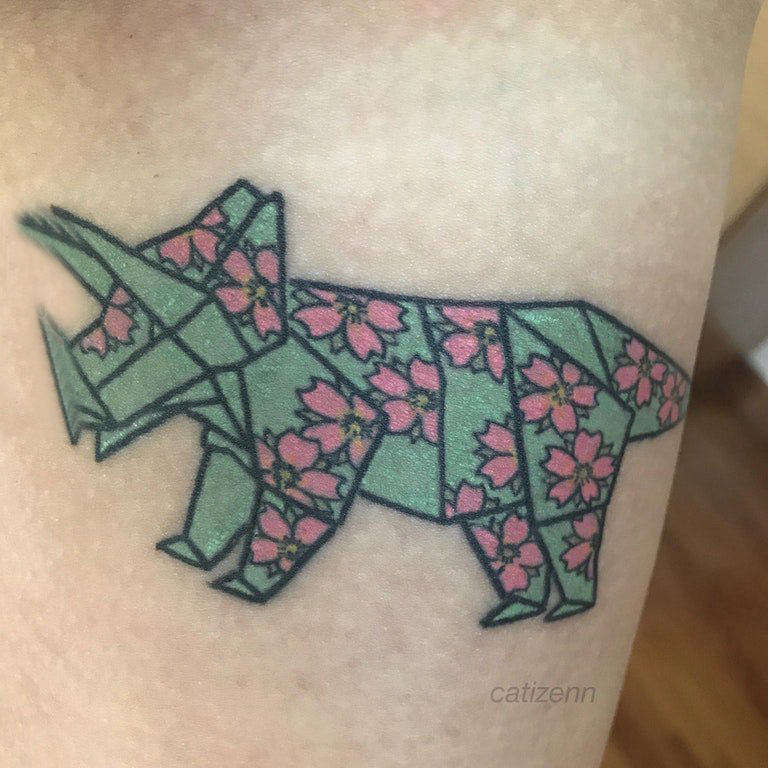 几何动物纹身 男生大腿上彩色几何动物纹身图片