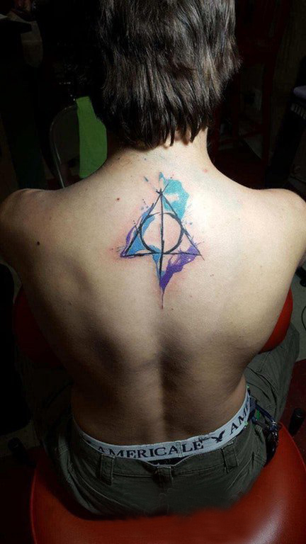 几何元素纹身 男生后背上彩色的几何纹身图片