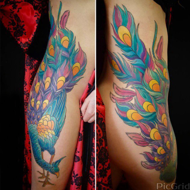 孔雀毛纹身 女生腿部彩色的孔雀纹身图片