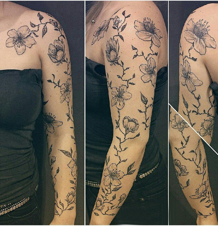 欧美花臂纹身 女生手臂上黑色花朵纹身图片
