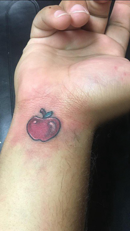 苹果图案纹身 男生手腕上彩色的苹果纹身图片