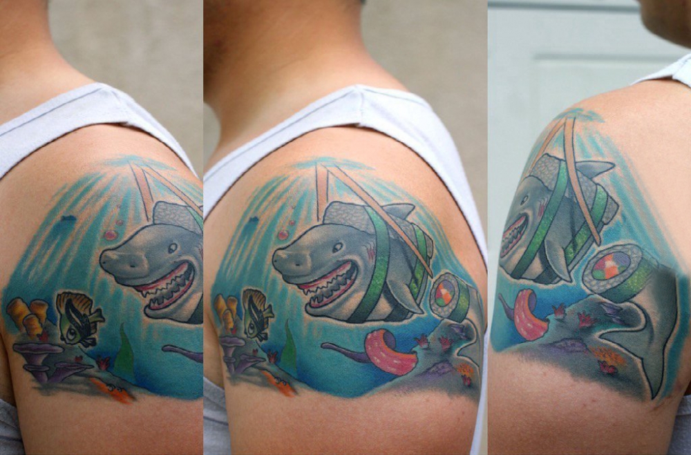 鲨鱼纹身图 男生大臂上彩色的鲨鱼纹身图片