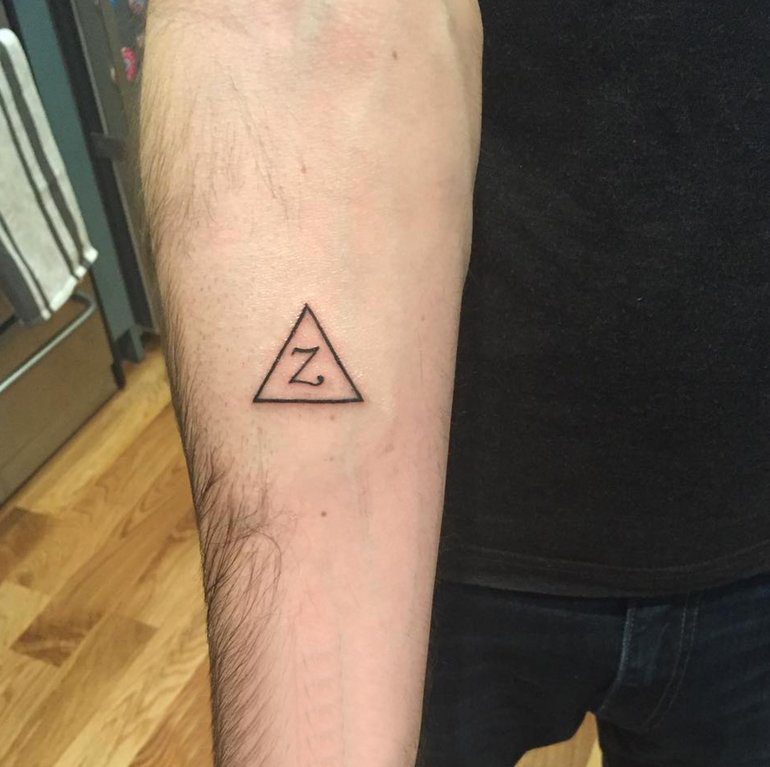 手臂纹身素材 男生手臂上字母和三角形纹身图片