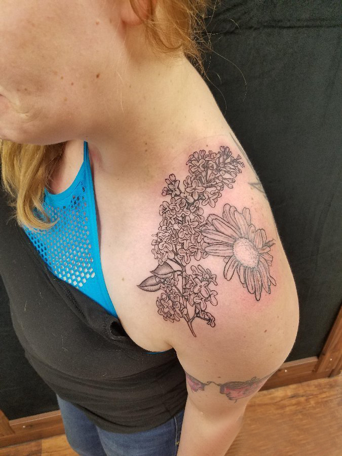 文艺花朵纹身 女生肩部黑色的花朵纹身图片