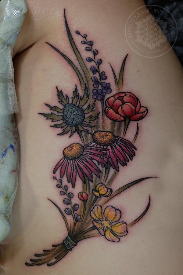 文艺花朵纹身 女生侧腰上彩色花朵纹身图片