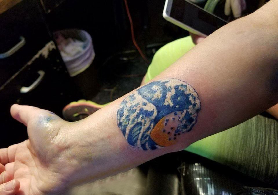 纹身海浪 男生手臂上彩色的海浪纹身图片