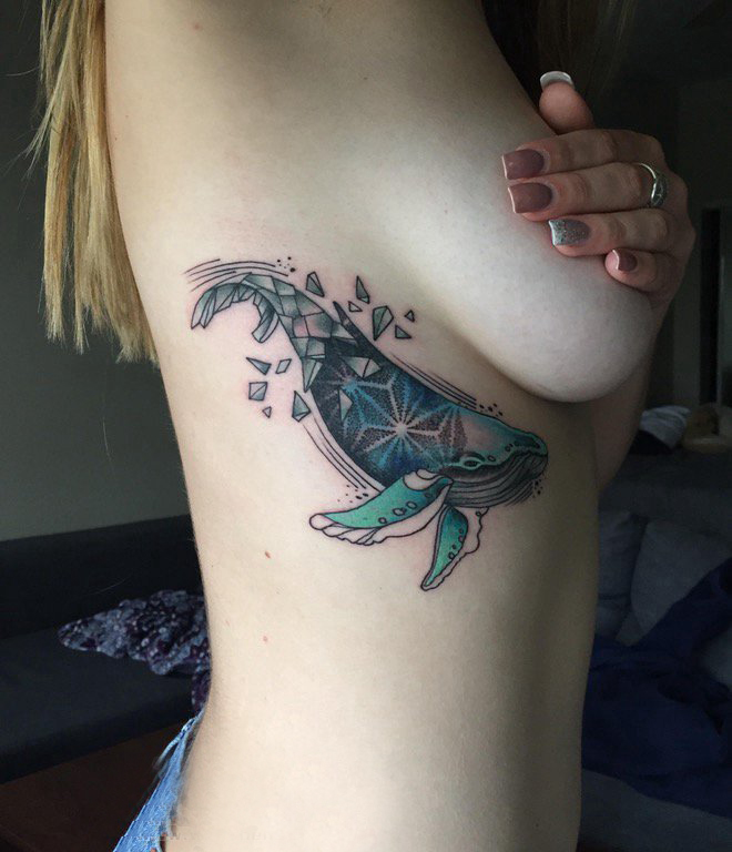 纹身鲸鱼 女生侧腰上彩色的鲸鱼纹身图片