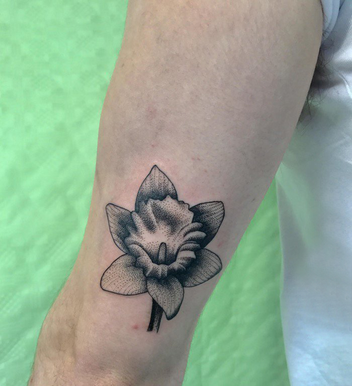 文艺花朵纹身 女生手臂上黑色的花朵纹身图片