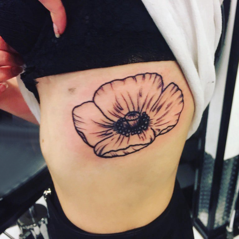 纹身罂粟花 女生侧腰上黑色的罂粟花纹身图片