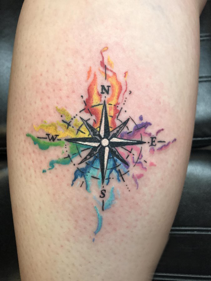 纹身指南针 男生小腿上彩色的指南针纹身图片