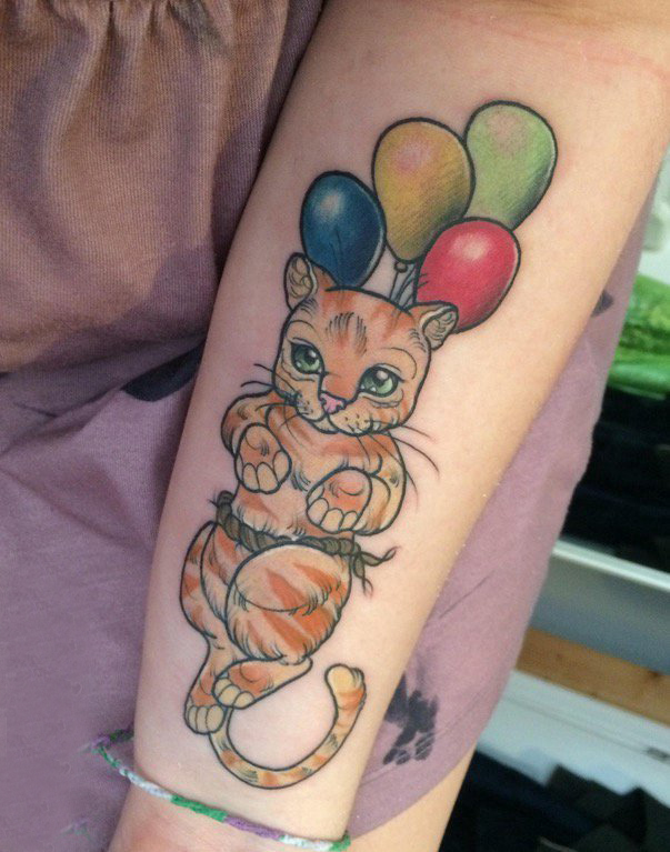 小动物纹身 女生手臂上气球和猫咪纹身图片