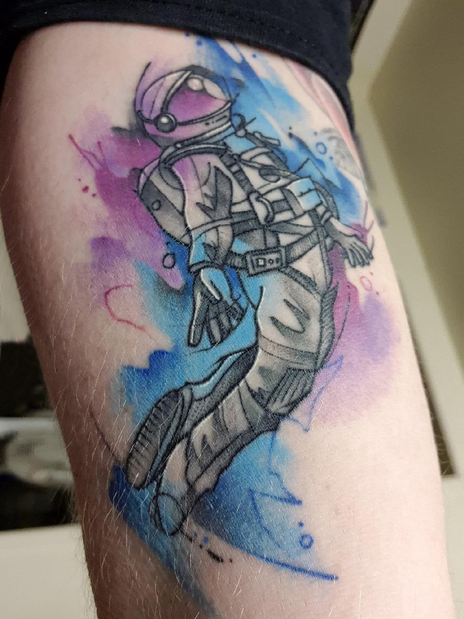 宇航员纹身图案 男生手臂上彩色的宇航员纹身图片
