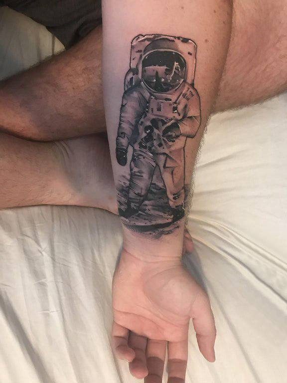 宇航员纹身图案 男生手臂上经典宇航员纹身图片
