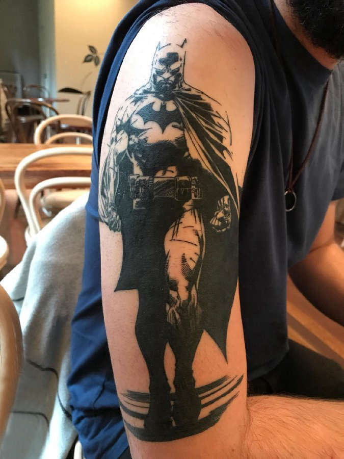 蝙蝠侠纹身 男生手臂上英雄人物蝙蝠侠纹身图片