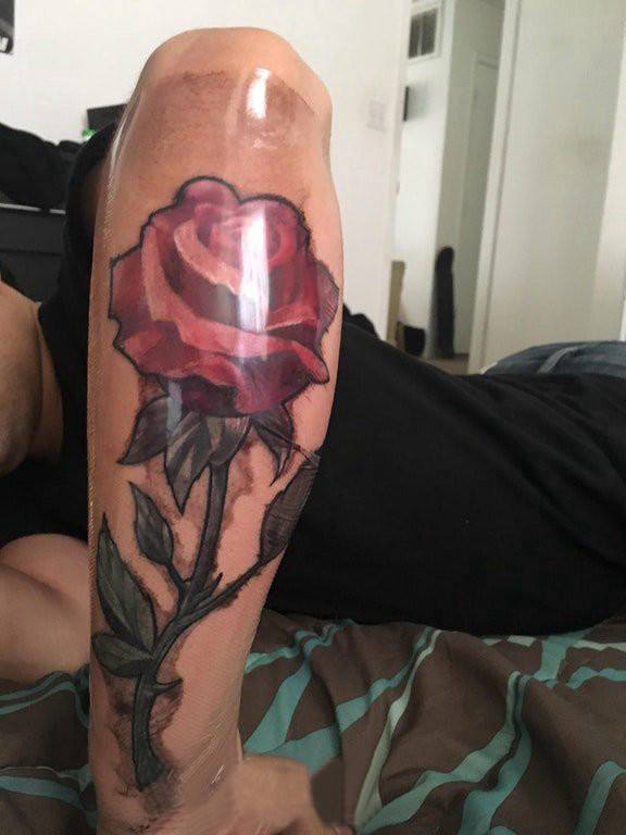 欧美玫瑰纹身 男生手臂上彩绘玫瑰花纹身图片