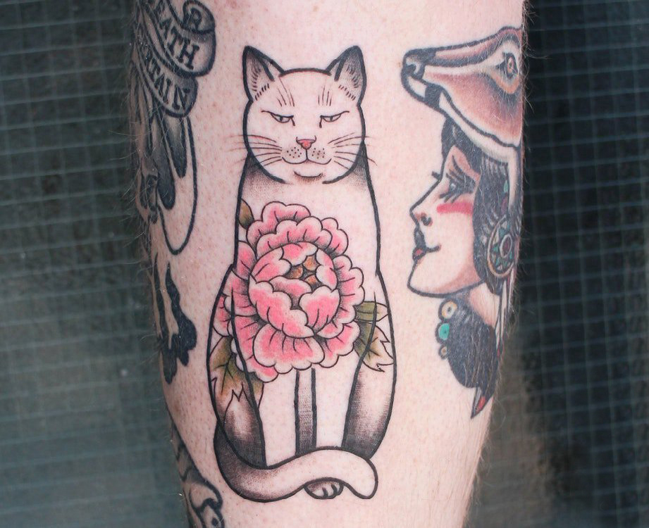 日式招财猫纹身 男生小腿上花朵和猫咪纹身图片