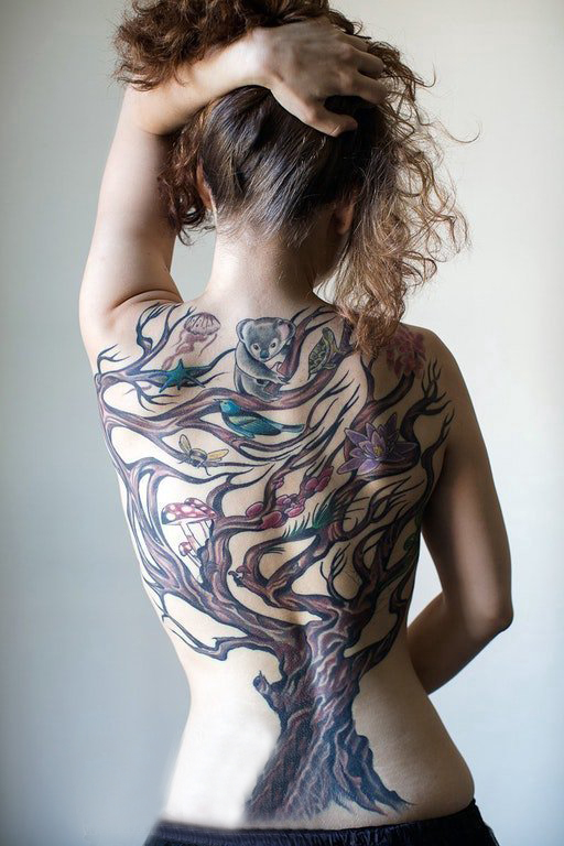生命树纹身素材 女生后背上彩色的生命树纹身图片