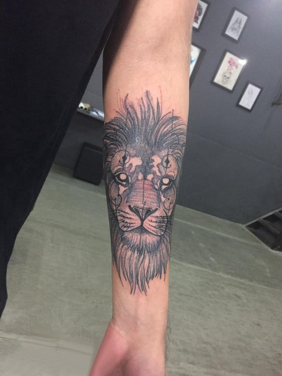 狮子花臂纹身图案 男生手臂上黑色的狮子纹身图片